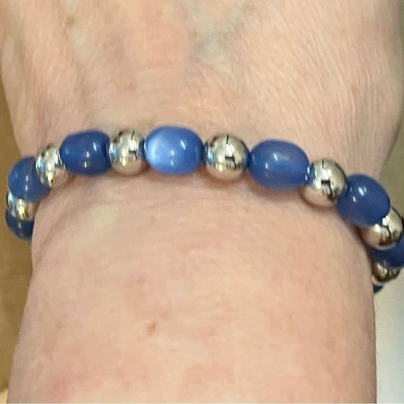 Blue elastic bead bracelet - Picture 5 of 6